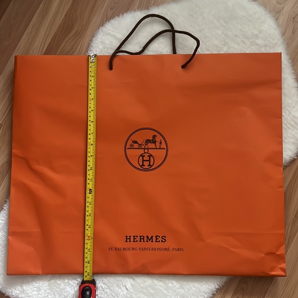 Hermes paper bags various sizes; see screenshots for sizes. - Picture 8 of 9